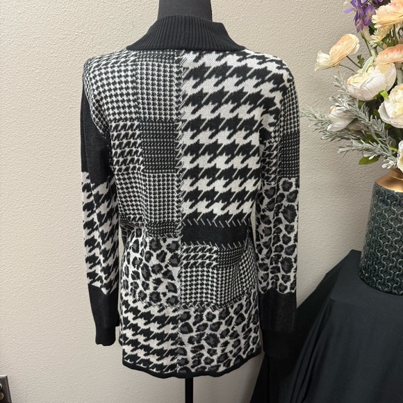 À La Carte Black White Patchwork Sweater M | Houndstooth Leopard Print Knit - Picture 3 of 7